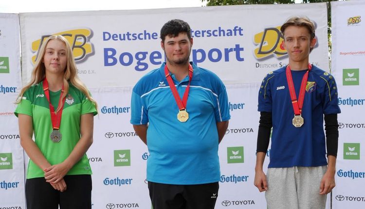 Die Medaillengewinner der Jugendklasse mit dem Compoundbogen bei den Deutschen Meisterschaften 2026 in Wiesbaden: Lisa Zettel Gianluca De Silvio und Fabio Rabenseifner (von links). (Foto: Lutz Berger)
