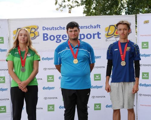 Die Medaillengewinner der Jugendklasse mit dem Compoundbogen bei den Deutschen Meisterschaften 2026 in Wiesbaden: Lisa Zettel Gianluca De Silvio und Fabio Rabenseifner (von links). (Foto: Lutz Berger)