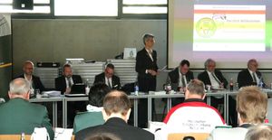 Ein Blick auf das Präsidium während der Gesamtvorstandssizung in Usingen. (Foto: Lutz Berger)Ehrungen im Rahmen der Gesamtvorstandssitzung: (von links): HSV-Vizepräsident Thomas-Scholl, Klaus Otto Eckl, Uwe Maul, Klaus Vestweber (alle Großes Hessisches Ehrenzeichen in Silber), GudrunEhmer (Großes Hessisches Ehrenzeichen in Bronze)und HSV-Präsidentin Tanja-Frank. (Foto: Lutz Berger)