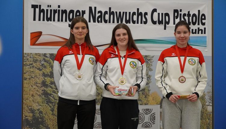 Sie bildeten beim Nachwuchs-Cup in Suhl mit der Luftpistole ein komplett hessisches Podium: (von links): Samira Eyrich, Nala Krause und Jule Kratz. (Foto: privat)