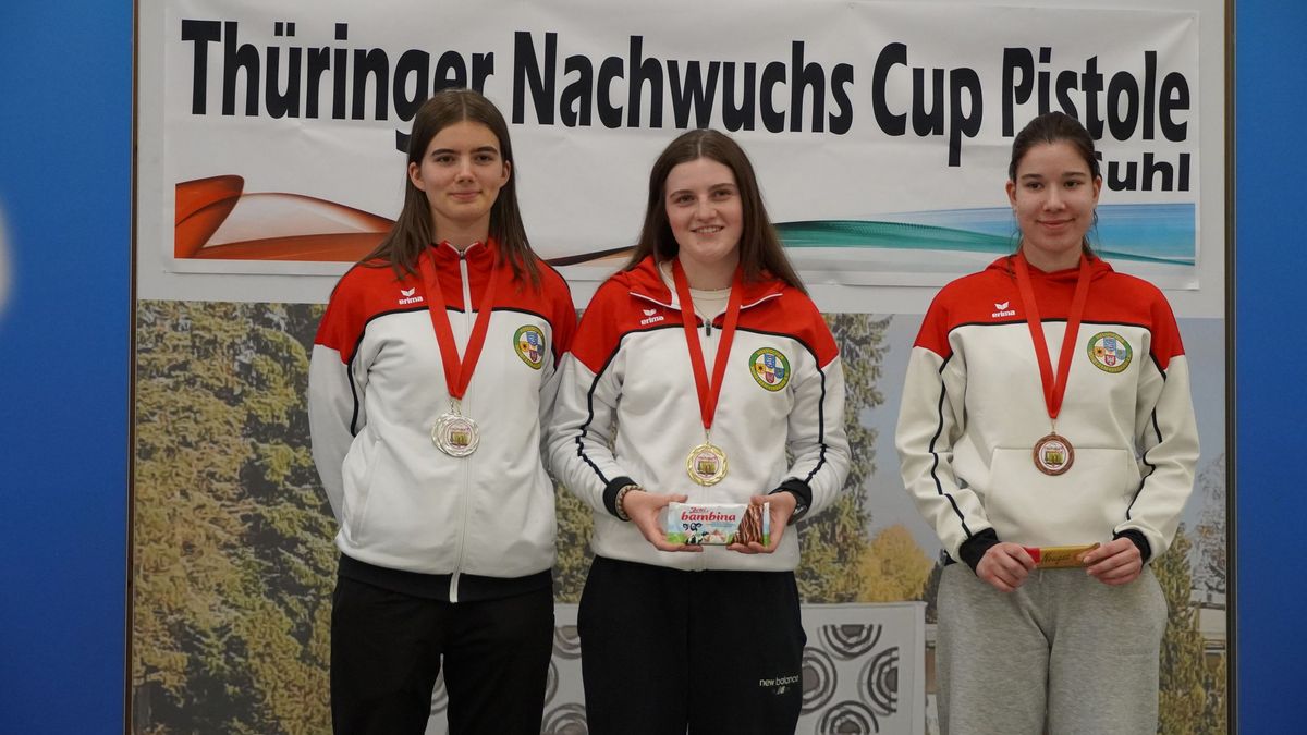 Sie bildeten beim Nachwuchs-Cup in Suhl mit der Luftpistole ein komplett hessisches Podium: (von links): Samira Eyrich, Nala Krause und Jule Kratz. (Foto: privat)
