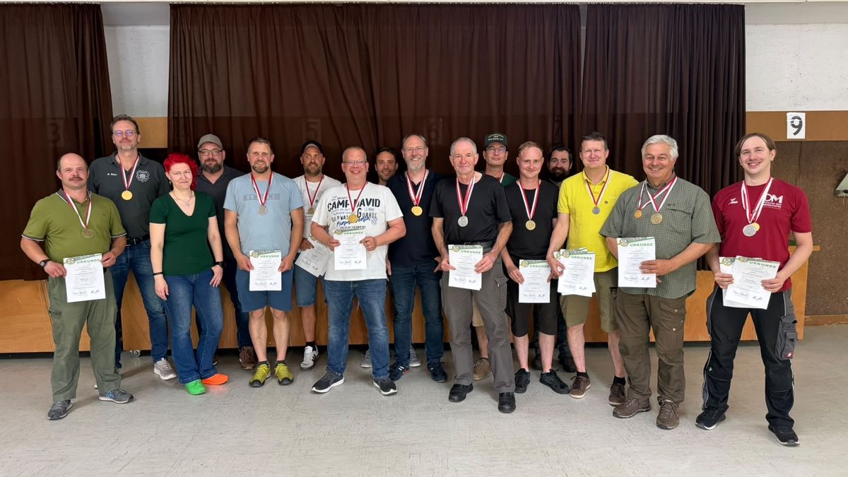 Die Teilnehmerinnen und teilnehmer der Hessenmeisterschaften Ordonnanzgewehr 2026 in Leun an der Lahn. (Foto: Tanja Frank)
