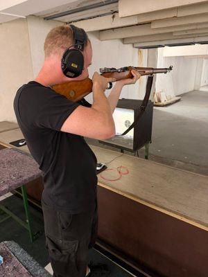 Jan-Simon Zimmer verzichtete bei den Wettbewerben mit dem Ordonnanzgewehr aufgrund der Temperaturen auf die sonst auch hier übliche Schießjacke. (Foto: Tanja Frank)