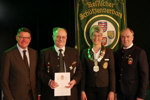 Aus der Hand des hessischen Ministerpräsidenten Boris Rhein erhielt Dr. Bernd Arno Nikolaus das Ehrenkreuz in Gold in der Sonderstufe des Deutschen Schützenbundes. Rechts daneben HSV-Präsidentin Tanja Frank und DSB-Präsident Hans-Heinrich von Schönfels. (Foto: Lutz Berger)