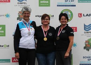 Tanja Frank, Annette Kimpel und Susanne Scheuermann (von links) sicherten sich die Medaillen 100-Meter-Wettkampf der Damen III mit dem KK-Gewehr. (Foto: Elmer Buhre)