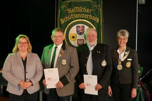 Juliana Kuhlmann übergab die Ehrennadel in Bronze des Landessportbundes an Hartmut Guckes und Nobert Baumann. Ganz rechts: HSV-Präsidentin Tanja Frank. (Foto: Lutz Berger)_Frank_LSBH-Ehrennadel-Bronze