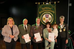 Die Verdienstnadel des Landessportbundes Hessen erhielten Monika Vöhl, Michael Kratz und Marina May. (Foto: Lutz Berger)