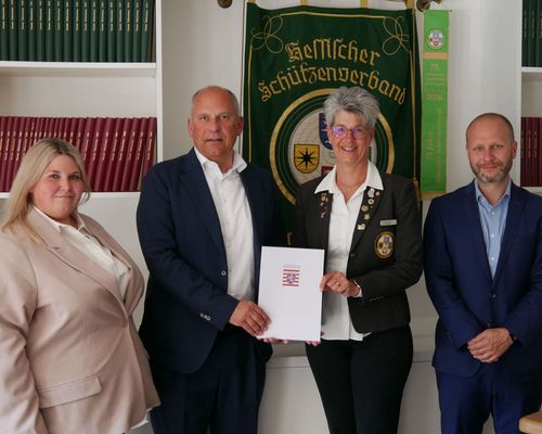 Übergabe des Förderbescheids: (von links) Projektleiterin "Schützen im Dialog" Mariele Zobel, Innenminister Roman Posek, HSV-Präsidentin Tanja Frank und HSV-Geschäftsführer René Würmser. (Foto: Lutz Berger)