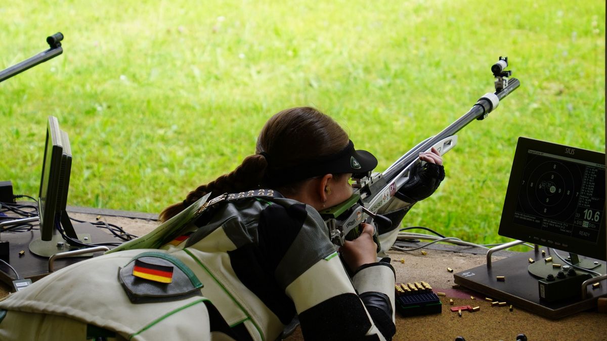 Eine Sportschützin im Liegendanschlag mit einem KK-Gewehr von schräg hinten gesehen. (Foto:DSB)