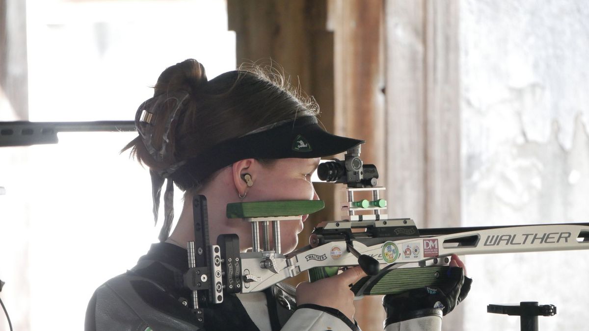 Katrin Grabowski beim Wettkampf mit dem KK-Sportgewehr. (Foto: Lutz Berger)