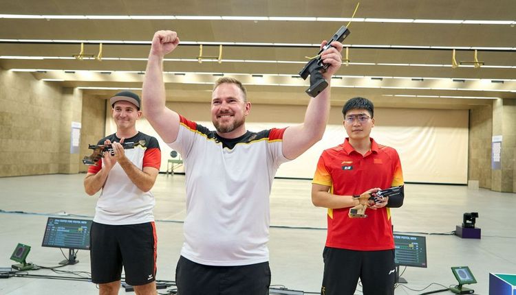 Strahlender Sieger nach elfjähriger Wartezeit: Oliver Geis gewann in Hangzhou vor Teamkollege Emanuel Müller und dem Chinesen Shiyu He. (Foto: ISSF/DSB)