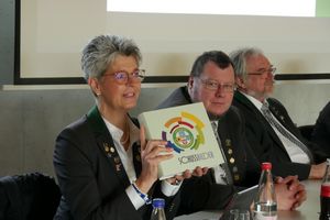 Tanja Frank präsentiert die neue Chronik des Hessischen Schützenverbandes im Rahmen der Gesamtvorstandssitzung auf dem Hessischen Schützentag in Usingen. (Foto: Lutz Berger)