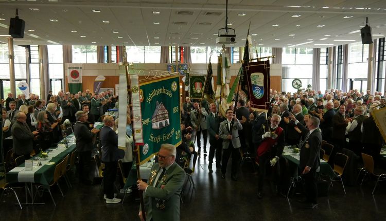 Fahneneinzug bei der Delegiertenversammlung auf dem 75. Hessischen Schützentag in Usingen. (Foto: Lutz Berger)