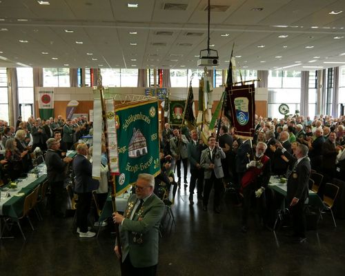 Fahneneinzug bei der Delegiertenversammlung auf dem 75. Hessischen Schützentag in Usingen. (Foto: Lutz Berger)