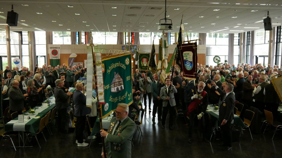 Fahneneinzug bei der Delegiertenversammlung auf dem 75. Hessischen Schützentag in Usingen. (Foto: Lutz Berger)
