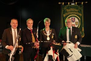 DSB-Präsident Hans-Heinrich von Schönfels (2. von links) übergab im Rahmen der Kampagne #Jugendtrifft Sportausstattung für die Jugendförderung. Ganz links: HSV-Vizepräsident Thomas Scholl; außerdem: HSV-Präsidentin Tanja Frank (2. von rechts) und HSV-Jugendleiter Stefan Rinke. (Foto: Lutz Berger)