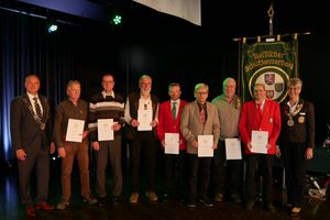 Das Große Hessische Ehrenzeichen in Gold erhielten: Reinhold Löffler, Thomas Weitzel, Georg Weiss, Heiko Friedrich, Helmut Günther, Manfred Forster und Peter Zerbock. (Foto: Lutz Berger)