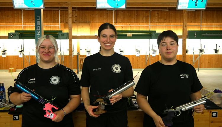 Die Siegerinnen in der Damen Konkurrenz mit der Luftpistole: (von links) Cora Dörr, Tabea Ocker, Ann-Kathrin Bahrmann. (Foto: Lutz Berger)