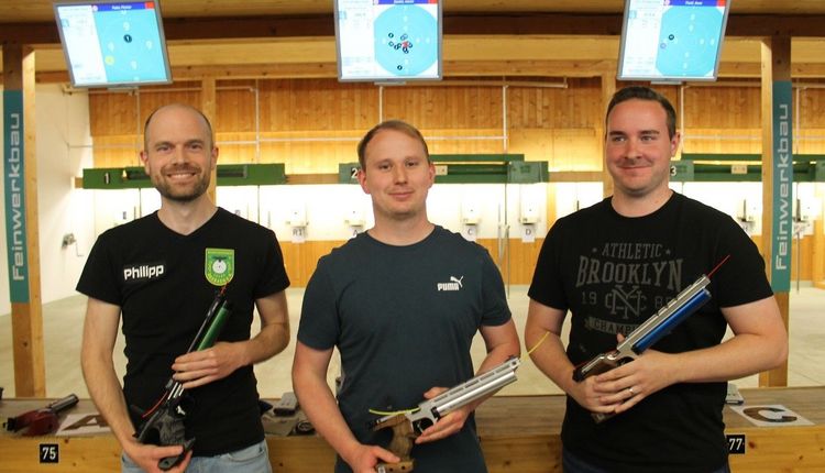 Die Sieger des Hessenmeister-Finales mit der Luftpistole bei den Herren I: (von links) Philipp Hass, Aaron Sauter und René Theiß. (Foto: Elmer Buhre) 