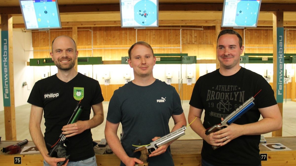 Die Sieger des Hessenmeister-Finales mit der Luftpistole bei den Herren I: (von links) Philipp Hass, Aaron Sauter und René Theiß. (Foto: Elmer Buhre) 