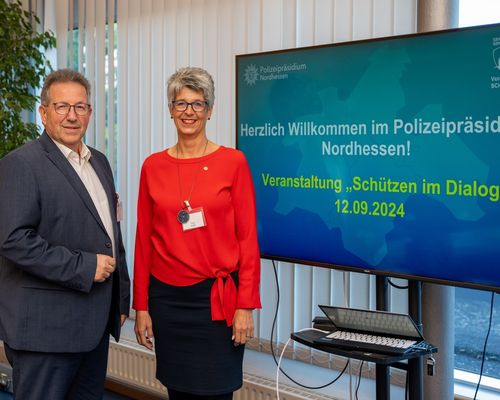 Veranstaltung "Schützen im Dialog" im Polizeipräsidium Nordhessen: Polizeivizepräsident Klaus Wittich und Tanja Frank, Präsidentin des Hessischen Schützenverbandes. (Foto: Polizeipräsidium Nordhessen)