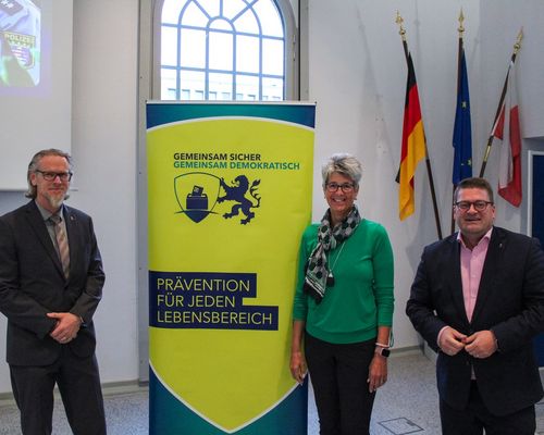 V.l.n.r.: Swen Eigenbrodt, Leiter des Referats Prävention im Landespolizeipräsidium Hessen, Tanja Frank, Vorsitzende des Hessischen Schützenverbandes, Marco Bärtl, Polizeivizepräsident Polizeipräsidium Mittelhessen. (Foto: Polizeipräsidium Mittelhessen)
