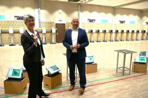 Sie besichtigten die Große Halle des Frankfurter Landesleistungszentrums: HSV-Präsidentin Tanja Frank und der hessische Innenminister Roman Posek. (Foto: Lutz Berger)