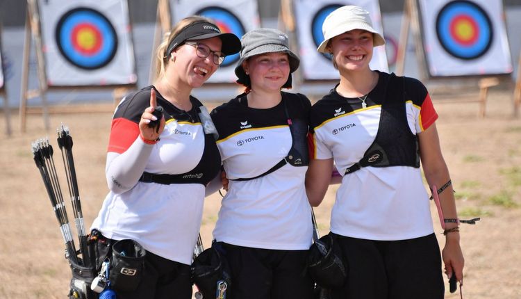 Sie freuen sich über EM-Silber bei den Recurve-U21-Juniorinnen: Regina Kellerer, Fiona Marquardt und Paulina Middendorff. (Foto: DSB)