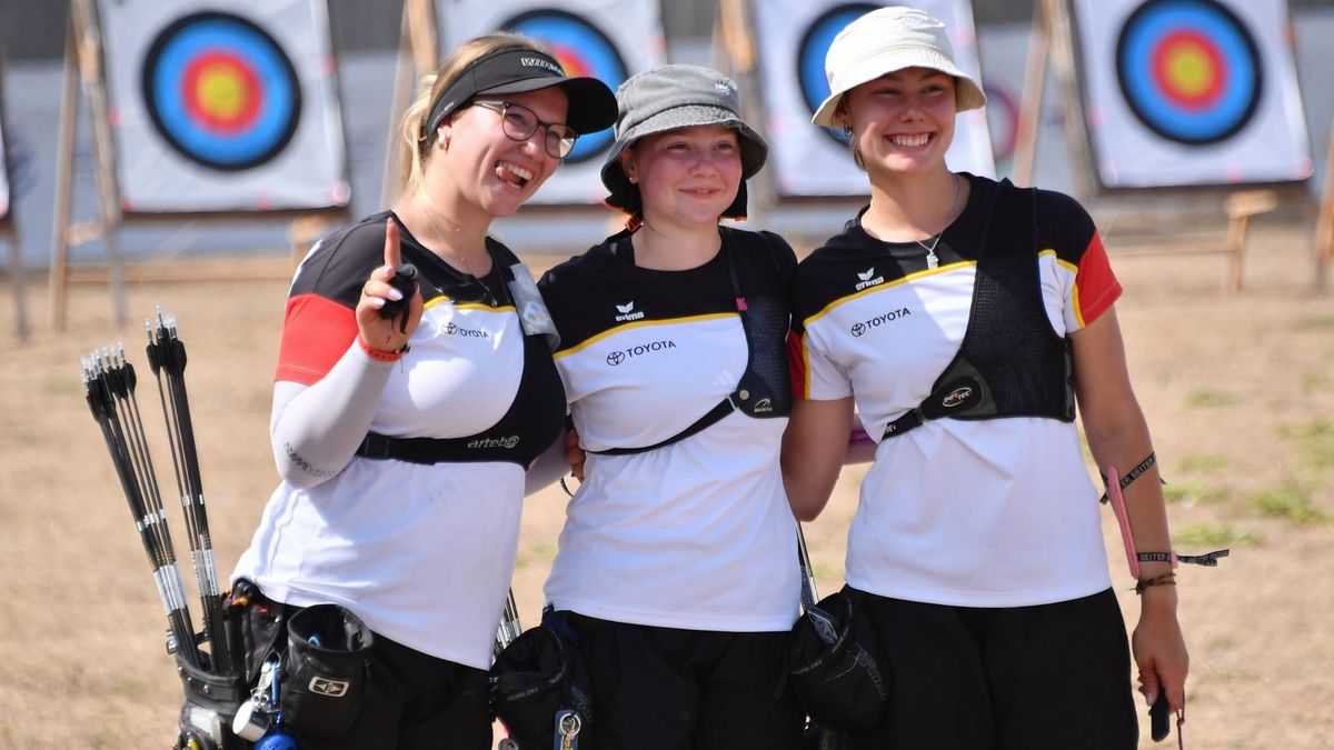 Sie freuen sich über EM-Silber bei den Recurve-U21-Juniorinnen: Regina Kellerer, Fiona Marquardt und Paulina Middendorff. (Foto: DSB)