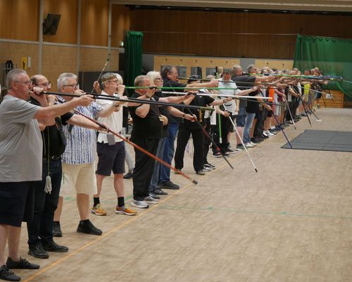Ein Blick auf das Starterfeld der Hessischen Meisterschaften 2026 Blasrohrsport. (Foto: Lutz Berger)