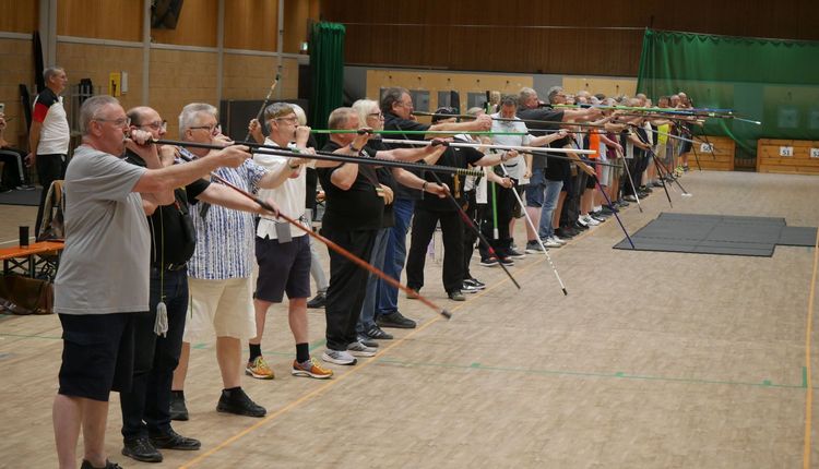 Ein Blick auf das Starterfeld der Hessischen Meisterschaften 2026 Blasrohrsport. (Foto: Lutz Berger)