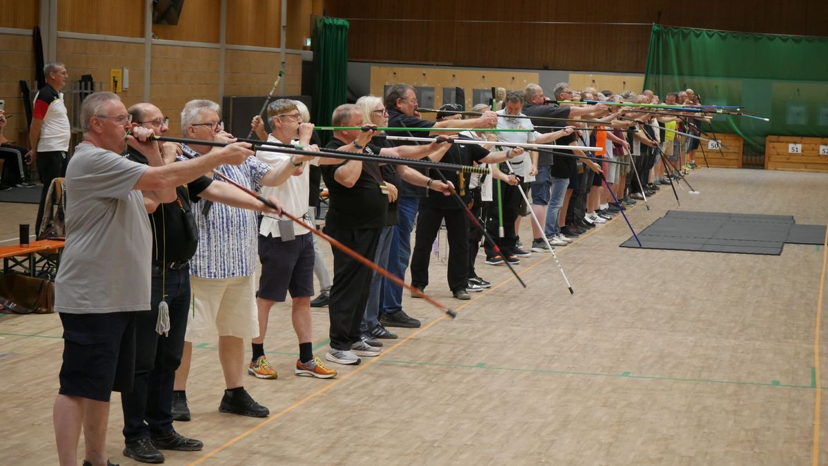 Ein Blick auf das Starterfeld der Hessischen Meisterschaften 2026 Blasrohrsport. (Foto: Lutz Berger)