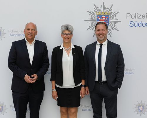 Innenminister Roman Poseck, die Präsidentin des Hessischen Schützenverbandes Tanja Frank und Polizeipräsident Daniel Muth bei der Auftaktveranstaltung in Offenbach (von links). (Foto: Polizeipräsidium Südosthessen)