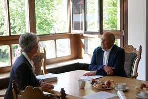Der hessische Innenminister Roman Posek im Gespräch mit HSV-Präsidentin Tanja Frank. (Foto: Lutz Berger)